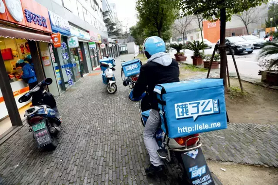 饿了么黑作坊生意不减：收完钱不洗手就揉面