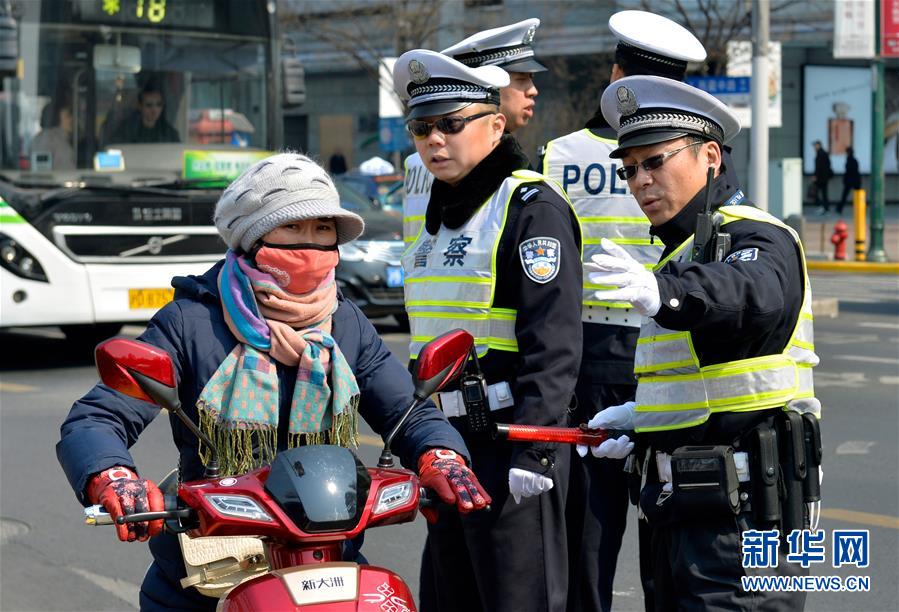 上海警方全警种参与开展交通违法大整治