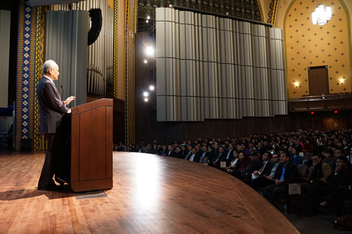 中国有信心和能力跨越两个“陷阱”