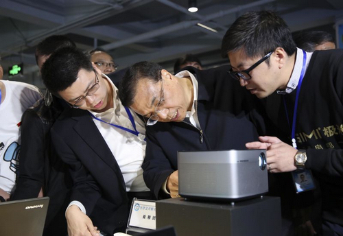 李克强赞誉创客小镇有创意：新经济借壳传统产业“上市”