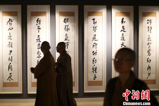 “一笔字”书法展充满哲思禅机。 泱波 摄