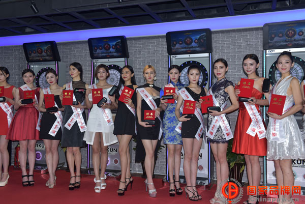 世界超模夺镖体育飞镖推广大使   北京三里屯SOHO夺镖会