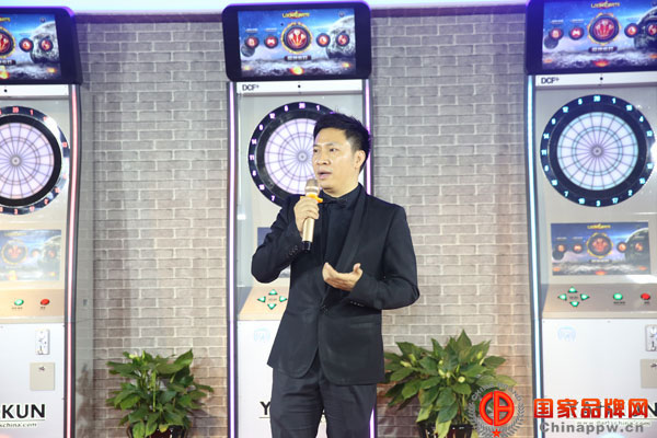 世界超模夺镖体育飞镖推广大使   北京三里屯SOHO夺镖会