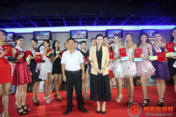 世界超模夺镖体育飞镖推广大使   北京三里屯SOHO夺镖会