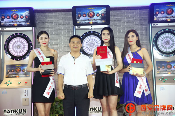 世界超模夺镖体育飞镖推广大使   北京三里屯SOHO夺镖会