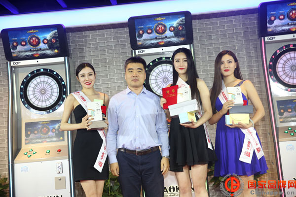 世界超模夺镖体育飞镖推广大使   北京三里屯SOHO夺镖会