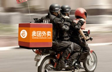 女子通过美团订外卖 打开塑料袋看见一窝虫卵