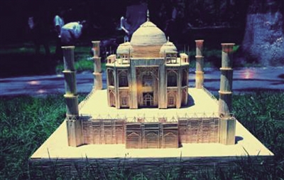 六人耗时十天 六万根牙签造出发光泰姬陵