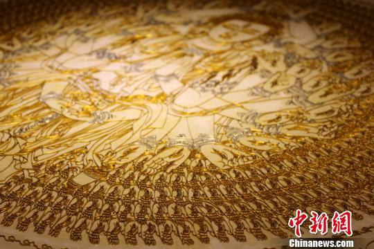 甘肃画师情系画中游丝 镊子掐出《千手千眼观音》