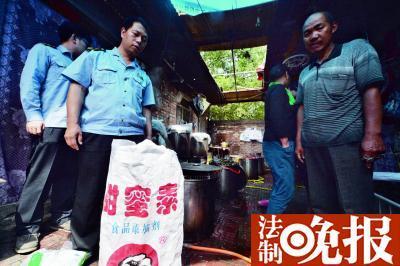 暗访粽子黑作坊 遍布垃圾苍蝇四处飞