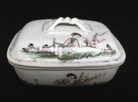 施彩精妙的民国瓷质肥皂盒