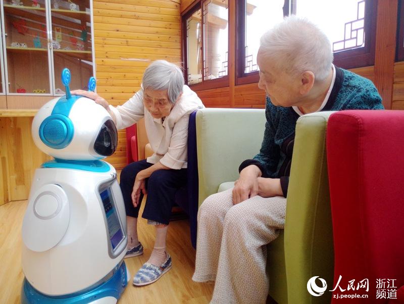 机器人&ldquo;保姆&rdquo;入驻杭州养老机构