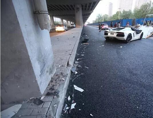 演员李易峰因交通事故逃逸等 被罚2千 扣24分