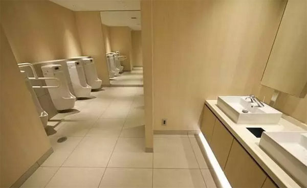 中国大妈因扫出全球最干净机场爆红日本