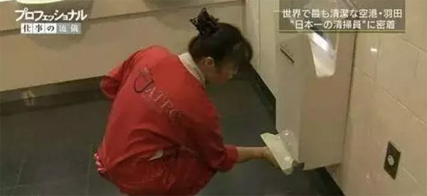 中国大妈因扫出全球最干净机场爆红日本
