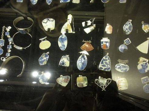 央视曝金银饰品乱象：只花几毛钱 名牌logo随便打