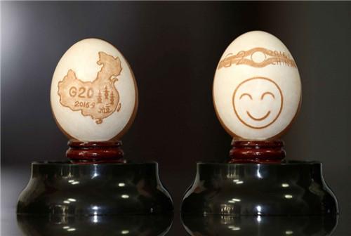 杭州六旬大伯用蛋壳雕出艺术品