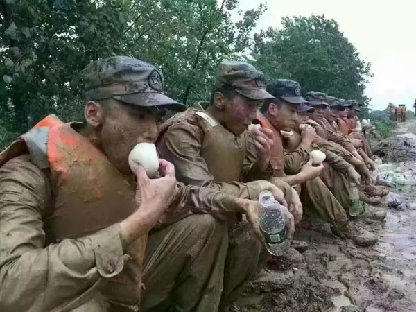 人民日报：&ldquo;泥水馒头&rdquo;见证军人担当