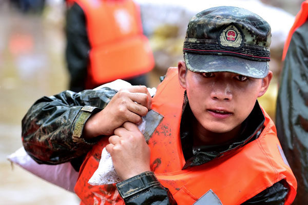  人民日报：“泥水馒头”见证军人担当