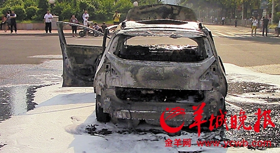 消防提醒夏季车辆保养防自燃 车内放香水很危险