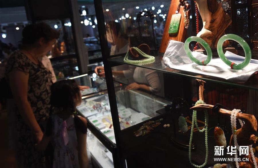 昆明泛亚石博会上奇珍异石&ldquo;争奇斗艳&rdquo;