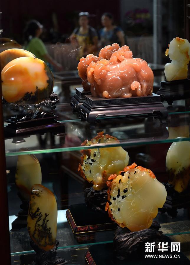 （晚报）（3）昆明泛亚石博会上奇珍异石“争奇斗艳”