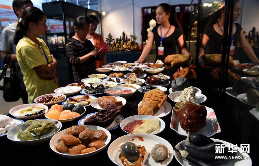 （晚报）（1）昆明泛亚石博会上奇珍异石“争奇斗艳”