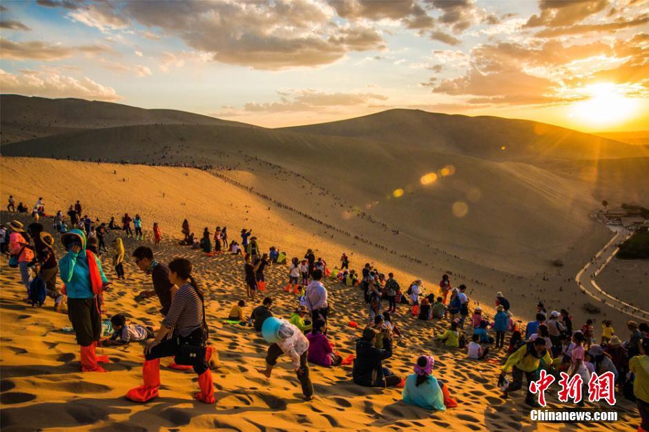 甘肃敦煌鸣沙山千人&ldquo;逐&rdquo;大漠夕阳
