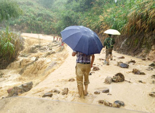 村支书的救灾背影&ldquo;刷哭&rdquo;朋友圈