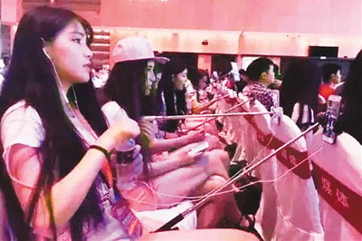 美女变"媒体"边拍边工作 "网红+发布会"能改变什么?