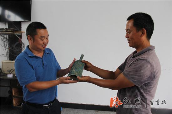 暴雨冲出青铜器 农民上交获2万