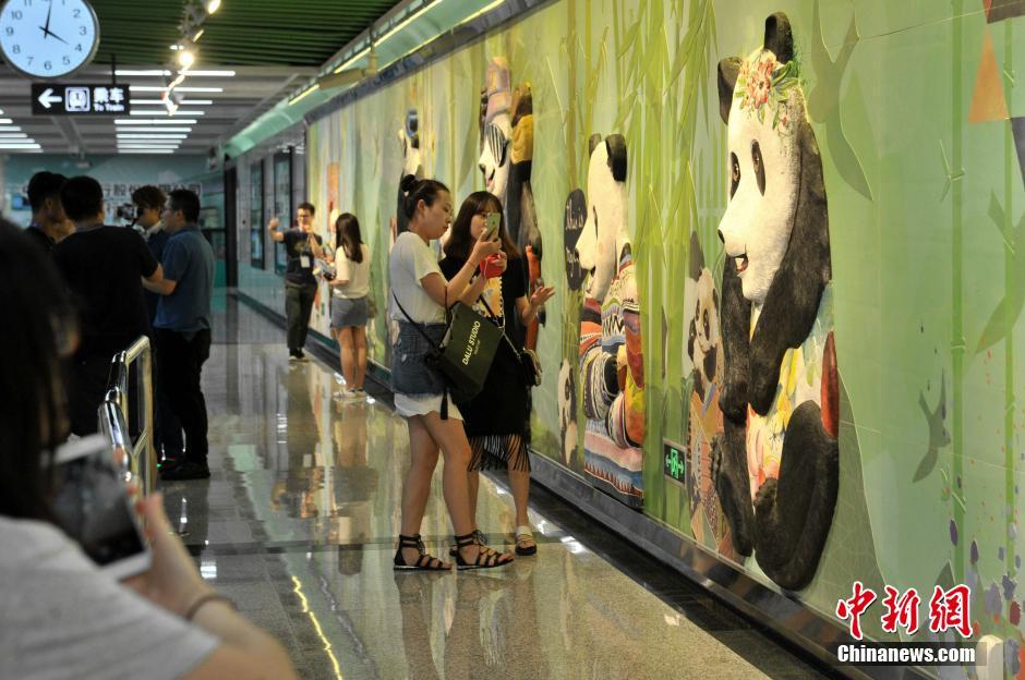 成都地铁3号线正式亮相 熊猫元素成亮点