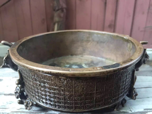 清代梅花足耳云雷纹铜香炉赏析