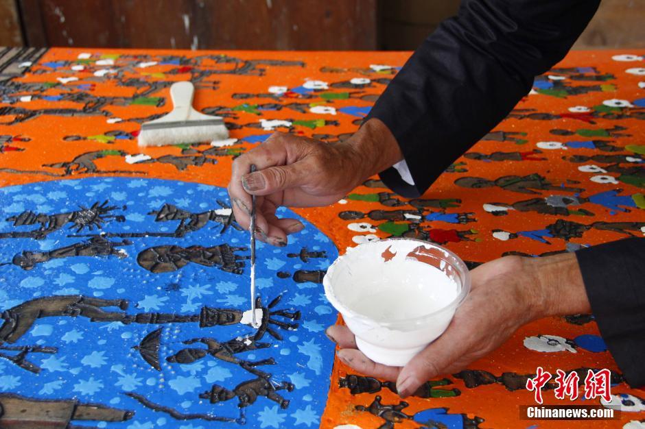 广西三江农民画家将侗族风情&ldquo;搬上&rdquo;画板 图