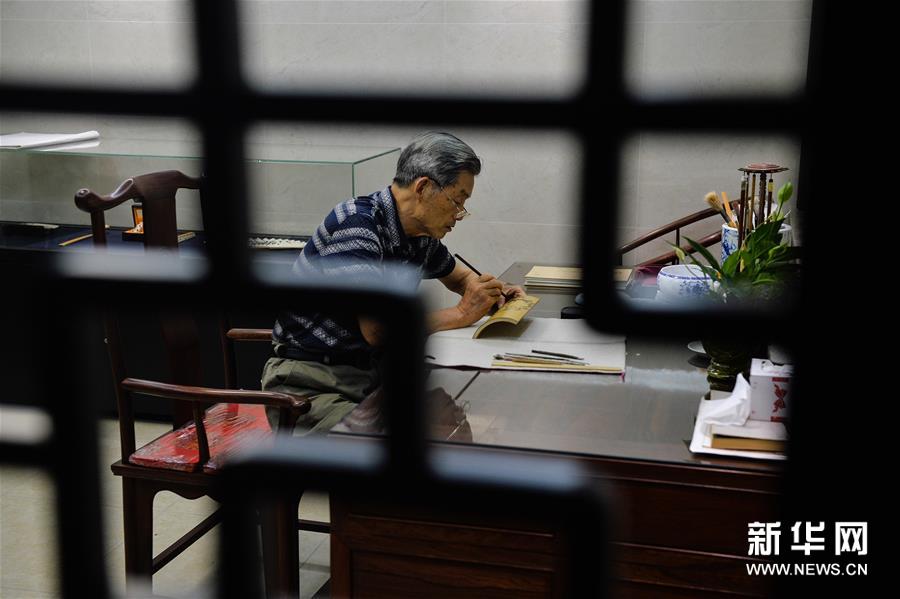 (城乡热点)(4)“0.1毫米”上的艺术