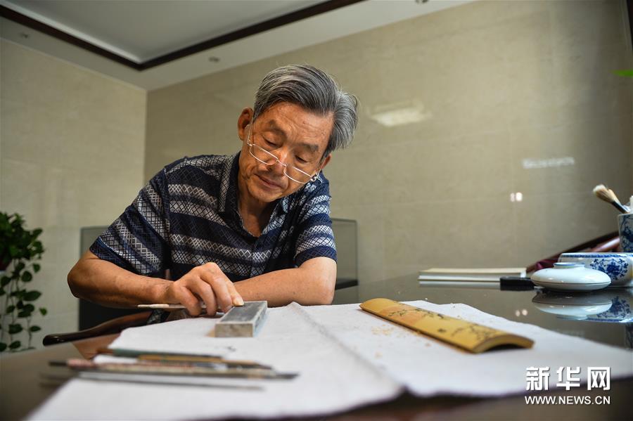 (城乡热点)(3)“0.1毫米”上的艺术