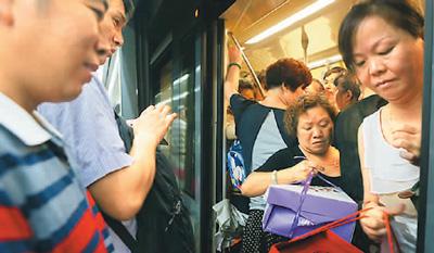 北上广常住人口增速放缓 专家:靠政策清理低端人口