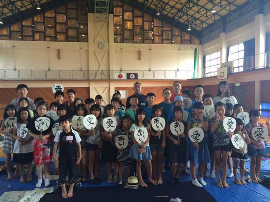 童心看世界 为中日青少年书法交流行动点赞