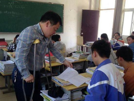 46人全部达本科线 高三老师拄拐棍上最后一课