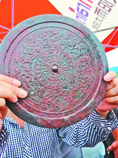 资料图：出土的青铜镜。