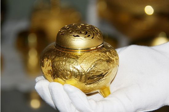 图为海关查获的违规携带进境黄金制品。青岛海关网 苏亮 摄