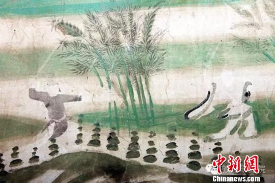 　　图为舞剑-莫高窟61窟-五代。击剑是从古代剑术决斗中发展起来的一项体育项目，壁画中展现的舞剑，与现代奥运会中击剑项目动作非常相似。　敦煌研究院供图 摄