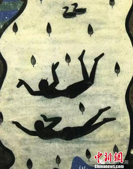 　　图为游泳图-莫高窟第420窟-隋。这幅游泳图更加写实地表现了游泳的场面。画面历经千年以上的时光，人物已变为黑褐色，不过剪影更突出了类似自由泳的泳姿。水中的花苞和鸭子，增加了画面的意趣。　敦煌研究院供图　摄