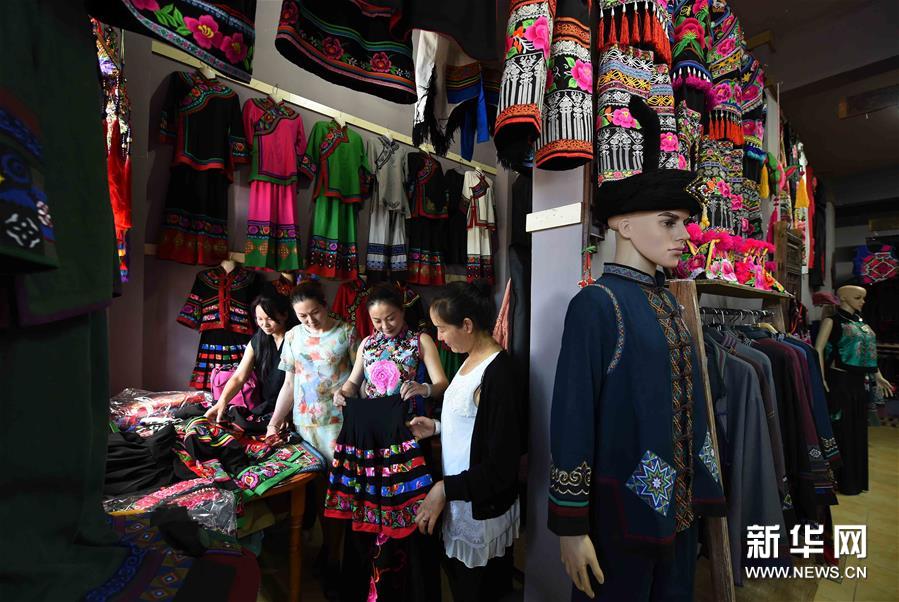 从大山里走出的彝家绣女