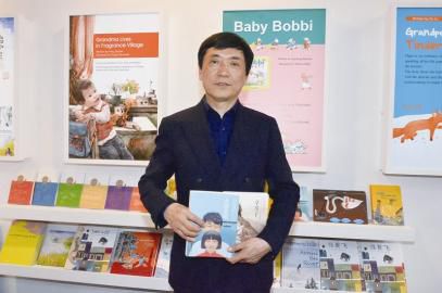 作家曹文轩奔赴新西兰领取国际安徒生奖