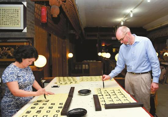 外交官来成都之后都干啥 练书法 泡茶馆