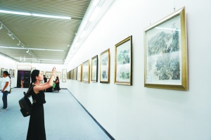 由贤悦堂书画艺术研究院和北京燕京书画社联合主办,北京燕京书画艺术馆承办的“梦笔生花首届中国画提名展”于8月8日在北京燕京书画艺术馆开幕。本次展览共展出许均安、张立涛、戴克诚、沈克明、房巍、李尚昱、乔枕石、安刚、师砚波等九位著名画家的国画力作60余幅,涵盖了山水、人物、花鸟等题材。