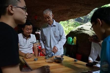 ８２岁老人景区免费提供茶水２３年