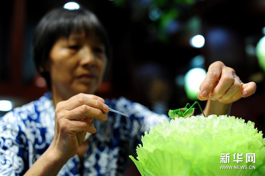 （文化）（4）“蝈蝈白菜”展绢艺绝技