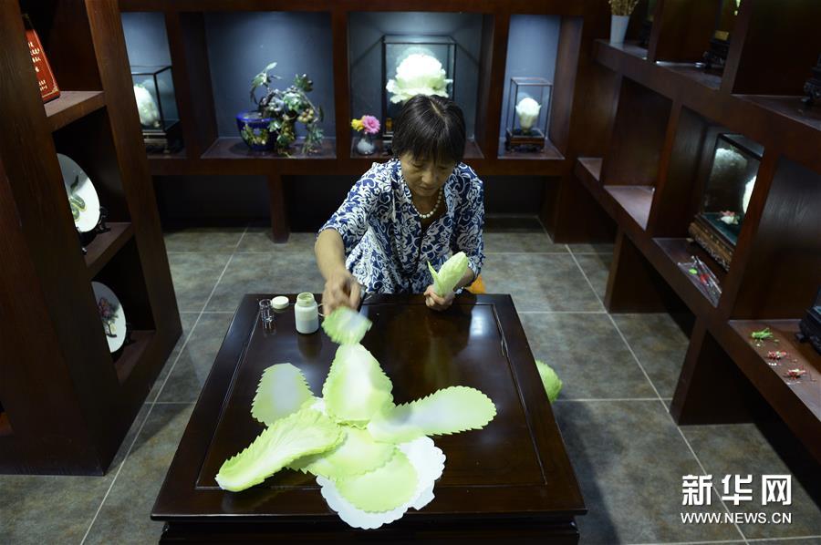 （文化）（2）“蝈蝈白菜”展绢艺绝技